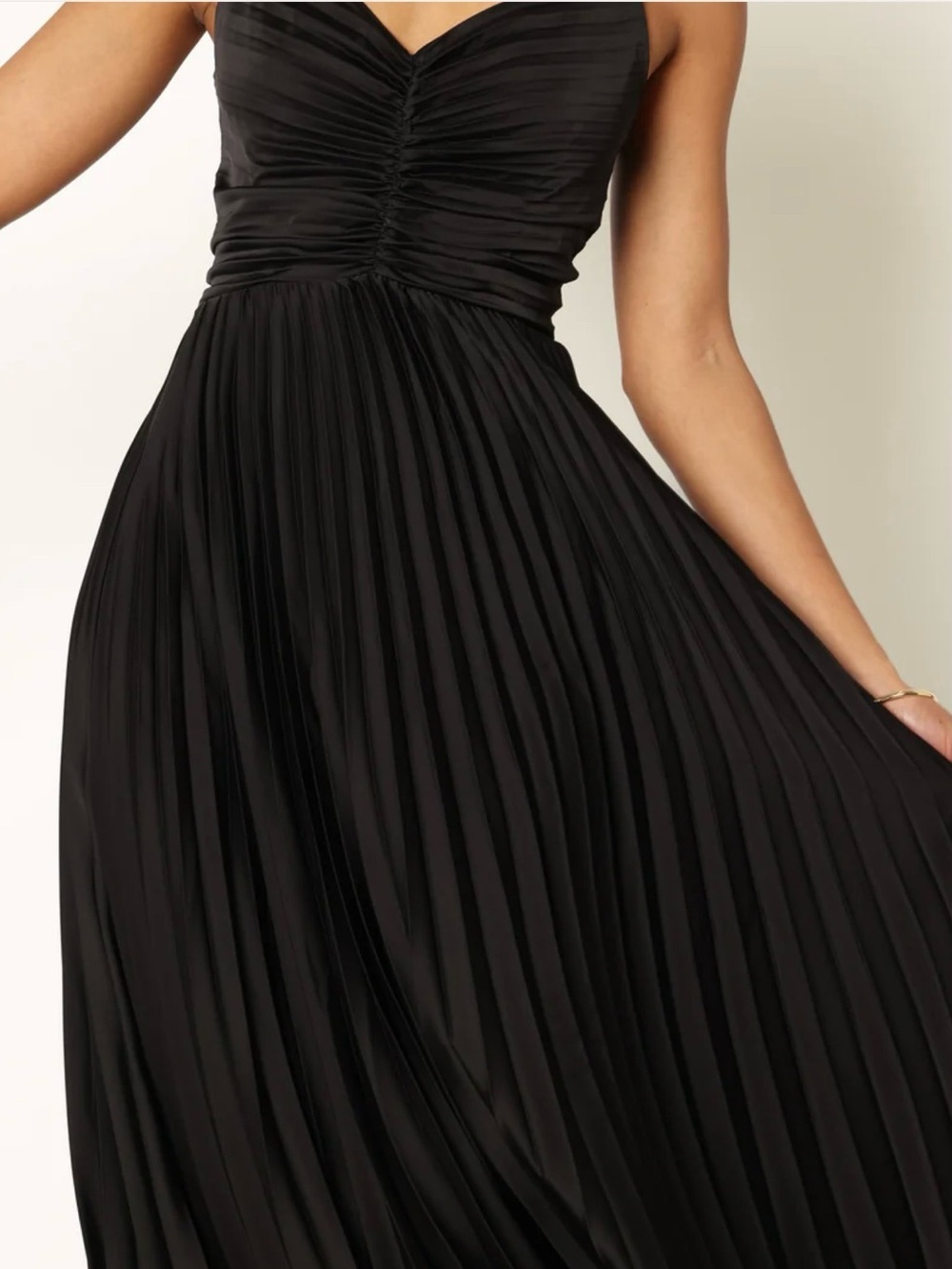 NWT-Petal & Pup Naira Pleated Maxi Dress-SZ 6 Black
D2
